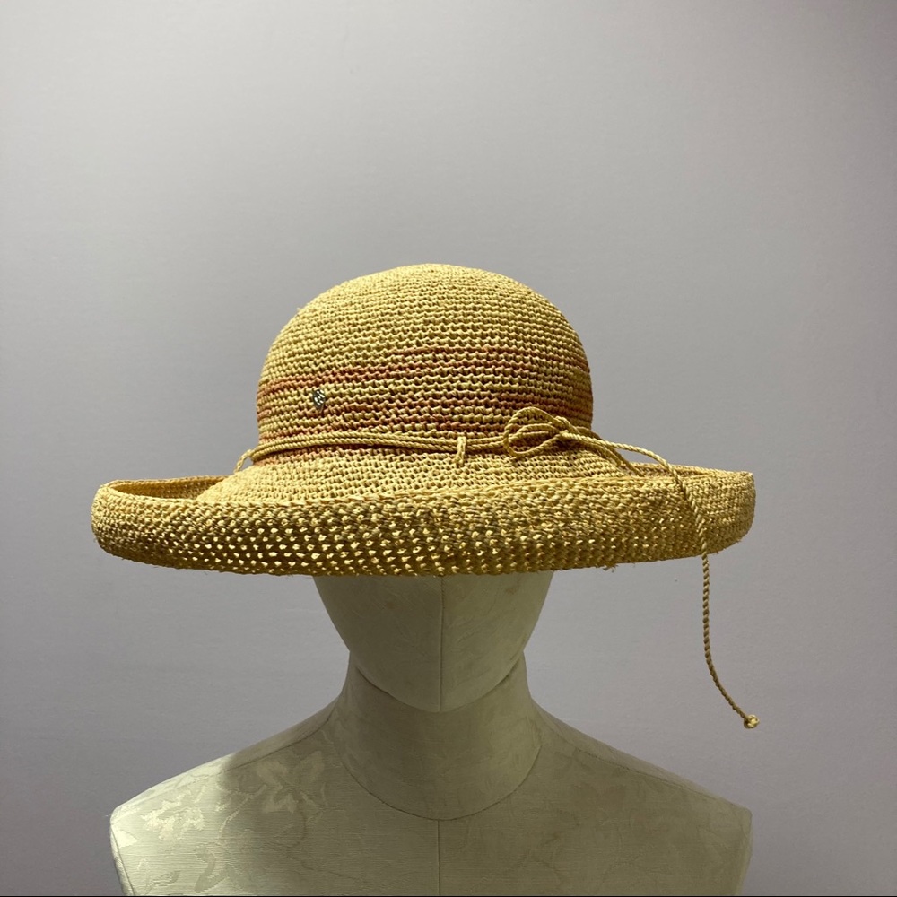 A Helen kaminski 100% Raffia Sun hat!
